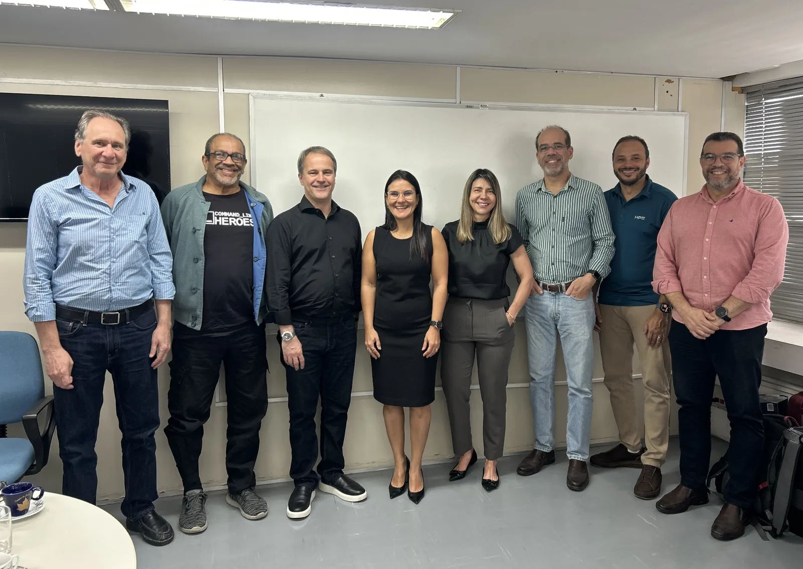 Equipes da SEFAZ-PE e da Newsupri reunidas em sala de reunião