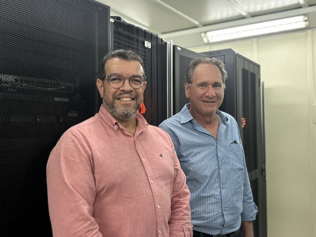 Dois integrantes do projeto diante dos racks do data center da SEFAZ-PE